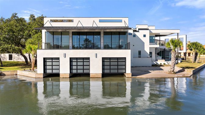 Attached, Exterior, Facade, Lake, Modern