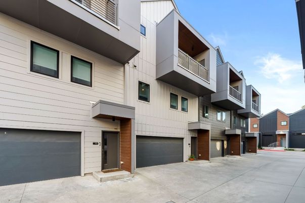 Attached, Exterior, Facade, Rowhouse