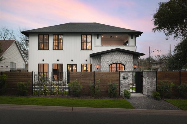 Exterior, Facade, Split Level