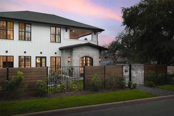 Exterior, Facade, Farmhouse