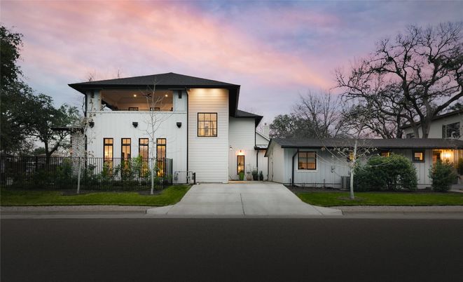 Exterior, Facade, Modern