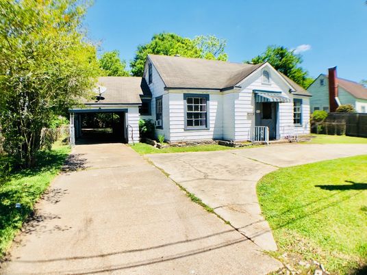 Attached, Exterior, Facade, Cape Cod