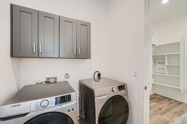 Interior, Recessed Lighting, Washer, Wood Texture Flooring
