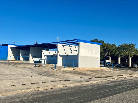Exterior, Facade, Modern