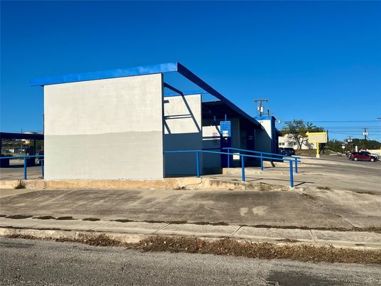 Exterior, Facade, Modern