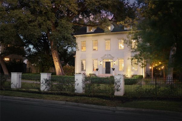 Exterior, Facade, Georgian