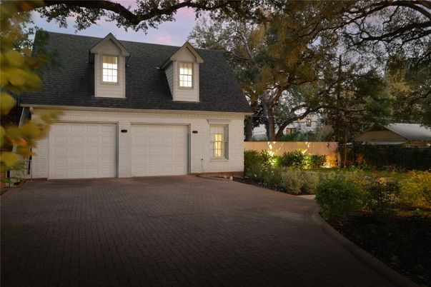 Attached, Exterior, Facade, Cape Cod
