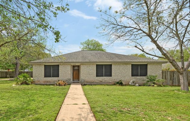Exterior, Facade, Brick Facade, Ranch