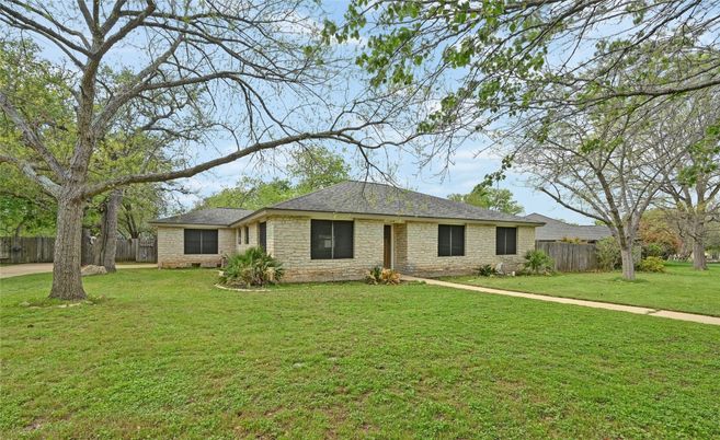 Backyard, Exterior, Facade, Brick Facade, Ranch