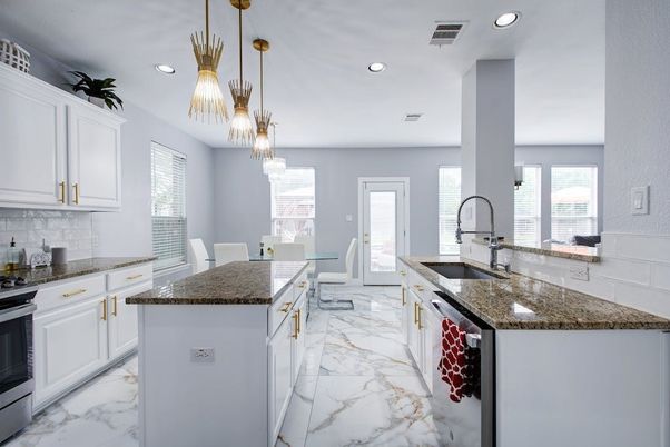 Chandelier, Dining room, Interior, Kitchen, Marble, Pendant Lights, Recessed Lighting, Stainless Steel Appliances