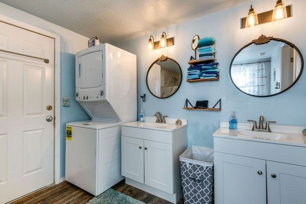 Interior, Washer, Wood Texture Flooring