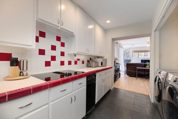 Interior, Recessed Lighting, Washer, Wood Texture Flooring
