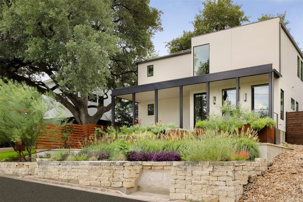 Exterior, Facade, Modern