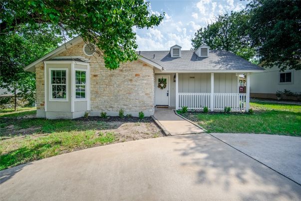 Exterior, Facade, Ranch