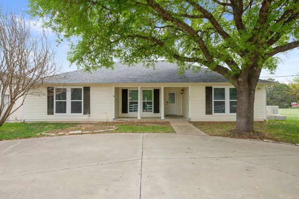 Exterior, Facade, Ranch