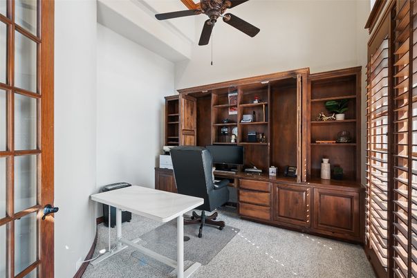 Home Office, Interior