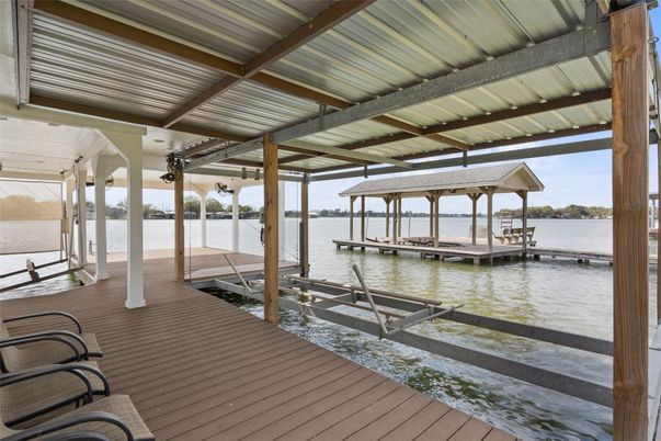 Exterior, Lake