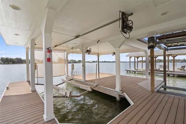 Exterior, Lake