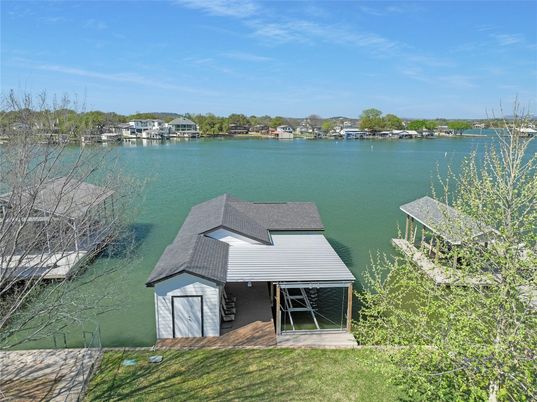 Exterior, Lake