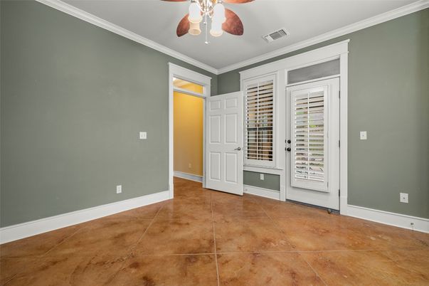 Empty room, Interior