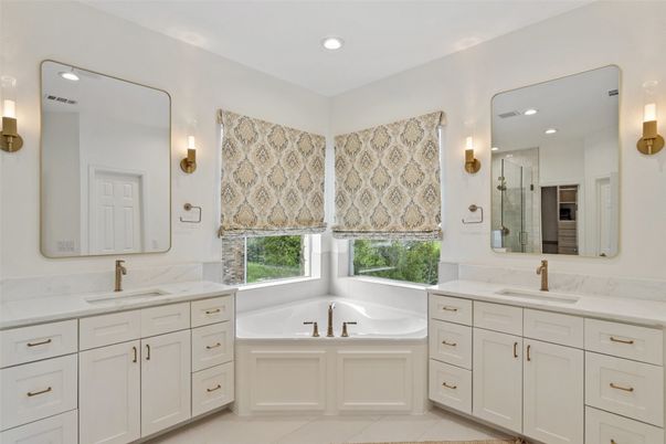 Bathroom, Dual Sink Vanities, Interior, Recessed Lighting
