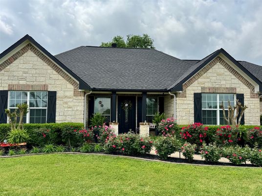 Exterior, Facade, Ranch