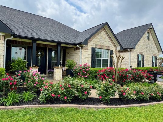 Exterior, Facade, Ranch