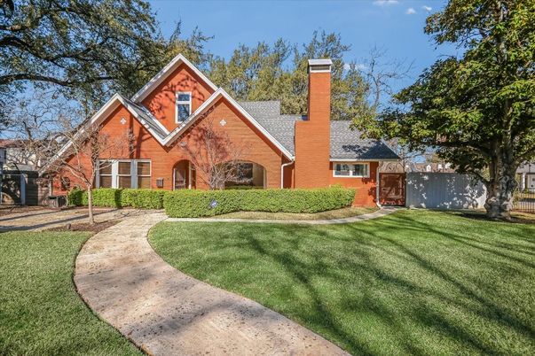 Backyard, Exterior, Facade, Brick Facade, Log Home