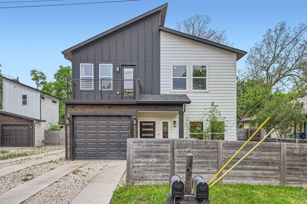 Attached, Exterior, Facade, Farmhouse