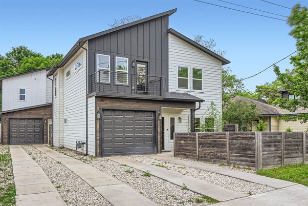 Attached, Exterior, Facade, Farmhouse