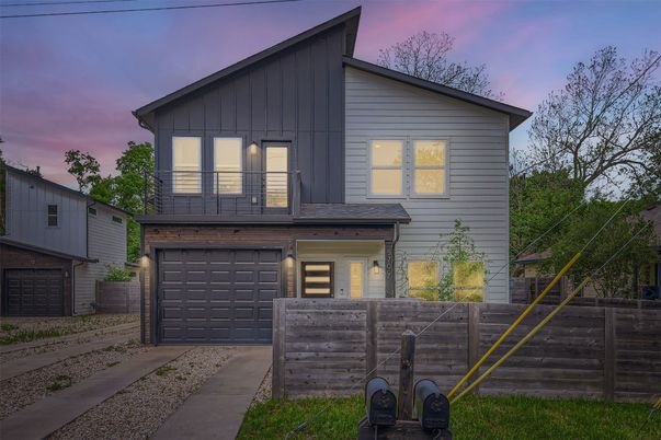 Attached, Exterior, Facade, Farmhouse