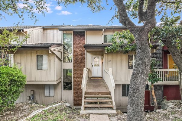 Exterior, Facade, Brick Facade, Raised Ranch
