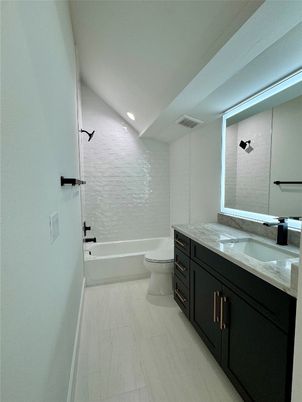 Bathroom, Dual Sink Vanities, Interior, Recessed Lighting