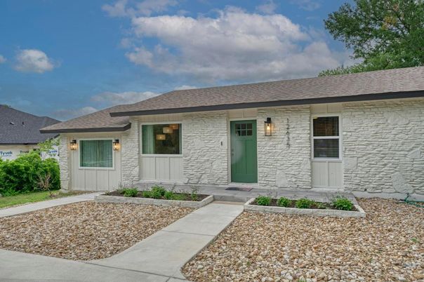 Exterior, Facade, Ranch
