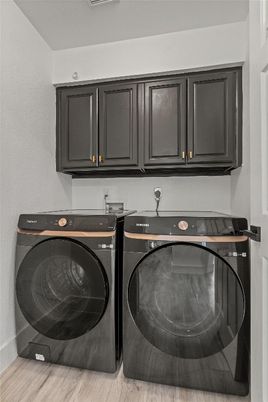 Interior, Washer, Wood Texture Flooring
