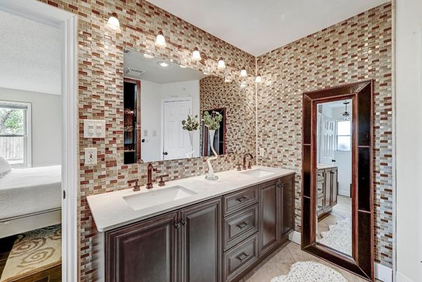 Bathroom, Dual Sink Vanities, Interior