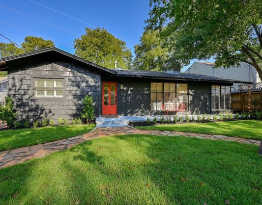 Backyard, Exterior, Facade, Ranch