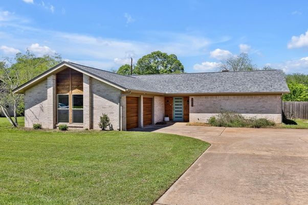 Attached, Exterior, Facade, Ranch