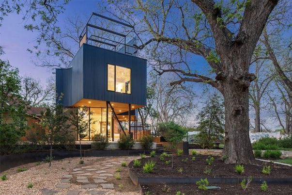 Backyard, Exterior, Facade, Modern