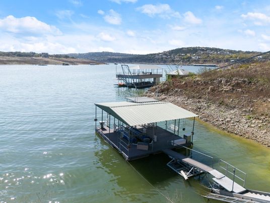 Exterior, Lake