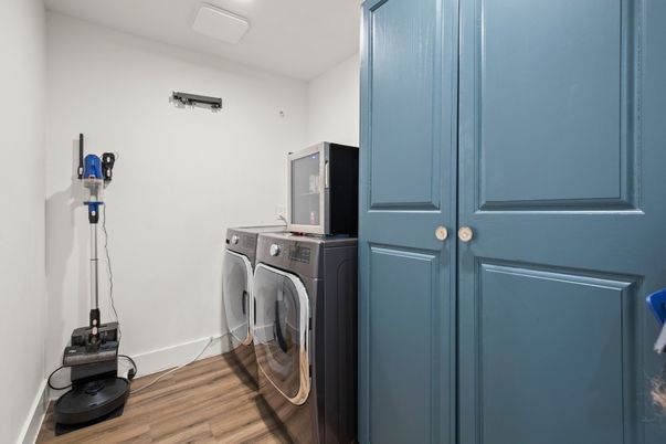 Interior, Washer, Wood Texture Flooring