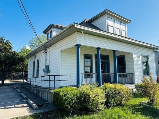 Exterior, Facade, American Foursquare