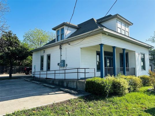 Exterior, Facade, American Foursquare