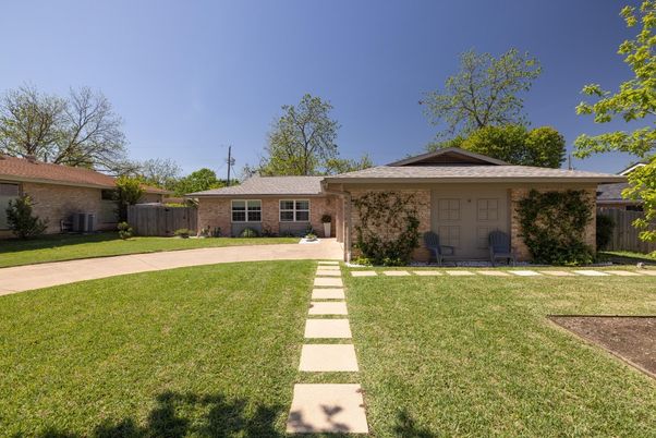 Backyard, Exterior, Facade, Brick Facade, Ranch