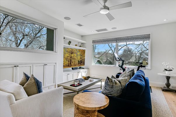 Fitness Equipment, Interior, Living room, Recessed Lighting, Wood Texture Flooring