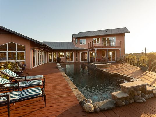 Exterior, Lake