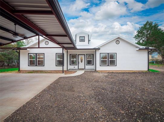 Exterior, Facade, Farmhouse