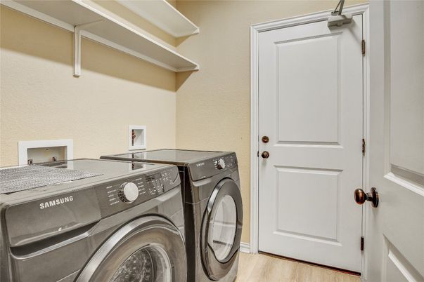 Interior, Washer, Wood Texture Flooring