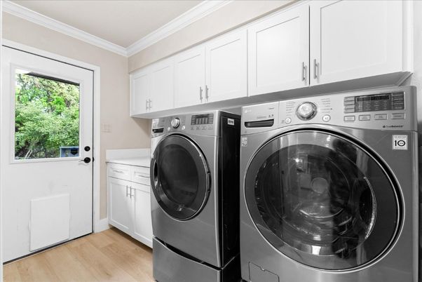 Interior, Washer, Wood Texture Flooring