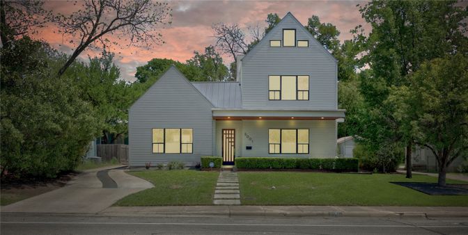 Exterior, Facade, Farmhouse